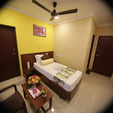 Mirage Residency Hotel Kochi Bagian luar foto